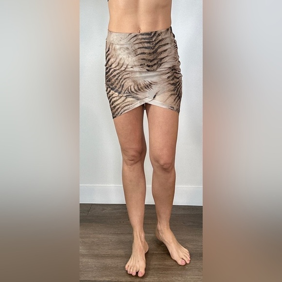 Free People MOTEL Skirt Animal print mesh overlay split front elastic waistband - Picture 2 of 7